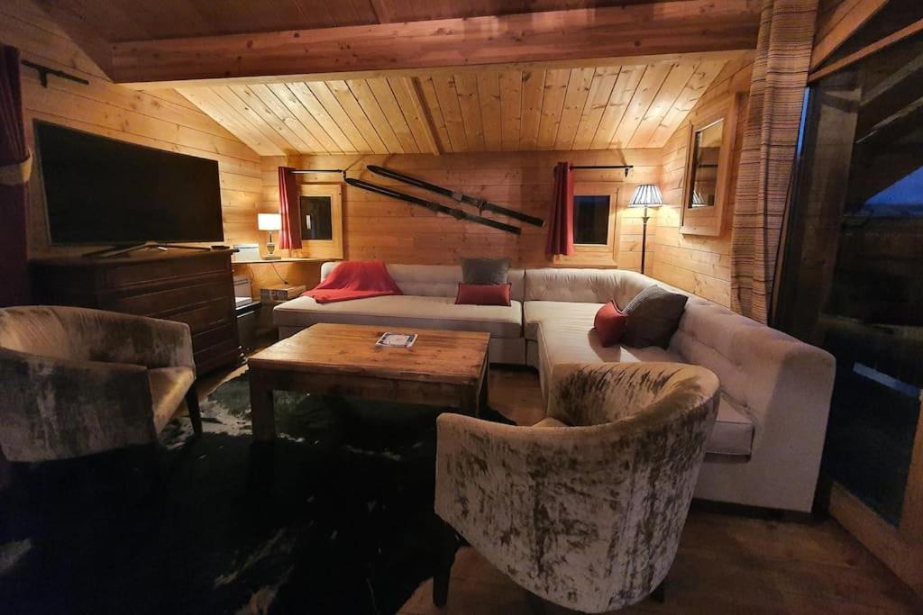 Cosy 4 Bedroom Chalet With Hot Tub Saint-Marcel  ภายนอก รูปภาพ