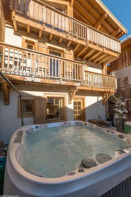 Cosy 4 Bedroom Chalet With Hot Tub Saint-Marcel  ภายนอก รูปภาพ