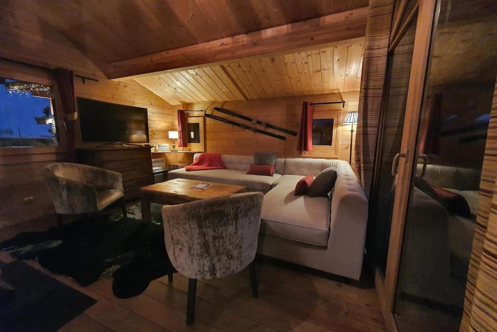 Cosy 4 Bedroom Chalet With Hot Tub Saint-Marcel  ภายนอก รูปภาพ