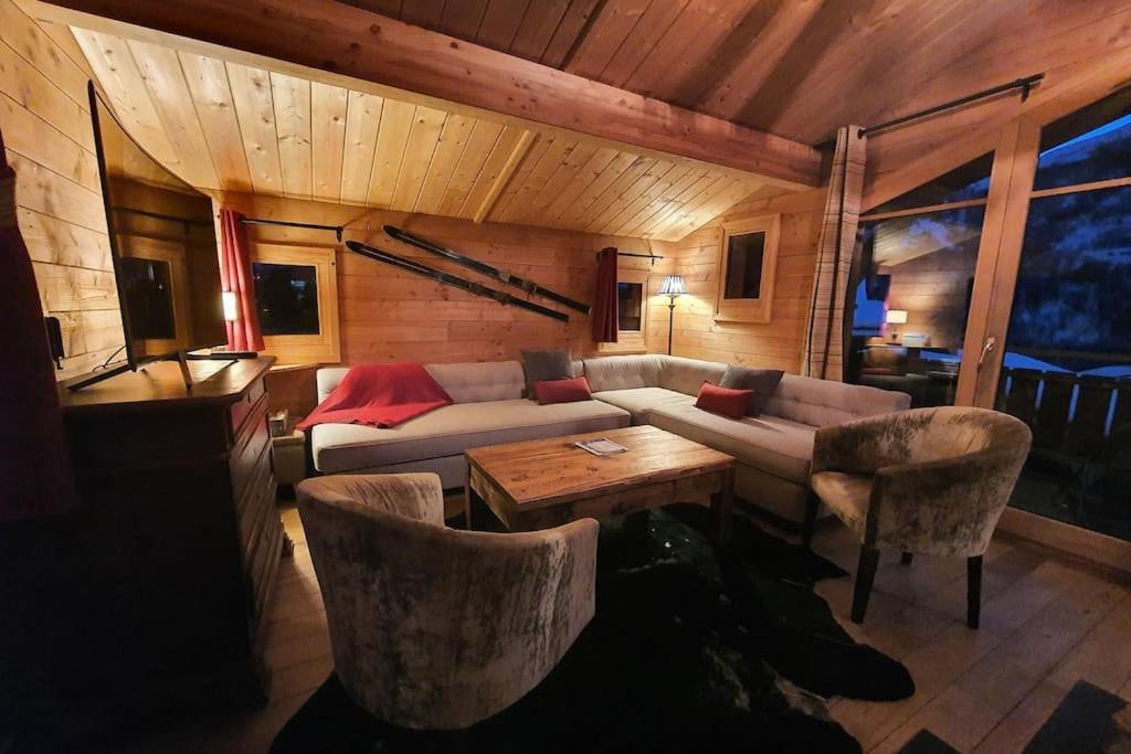 Cosy 4 Bedroom Chalet With Hot Tub Saint-Marcel  ภายนอก รูปภาพ