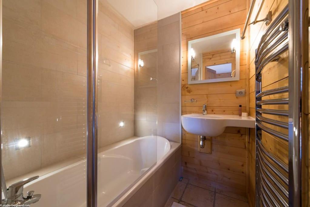 Cosy 4 Bedroom Chalet With Hot Tub Saint-Marcel  ภายนอก รูปภาพ