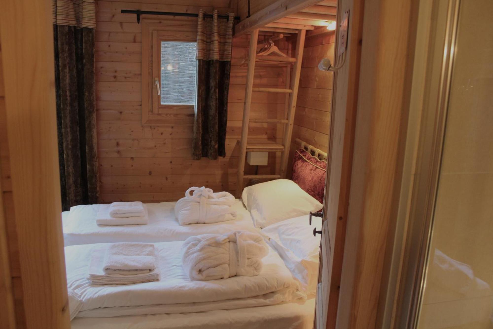 Cosy 4 Bedroom Chalet With Hot Tub Saint-Marcel  ภายนอก รูปภาพ