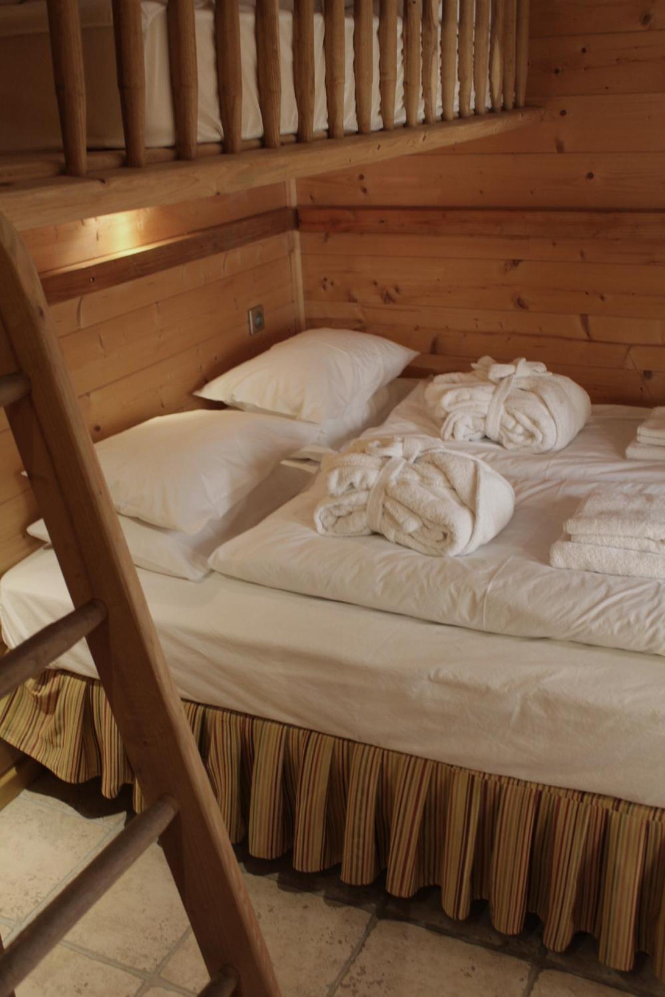 Cosy 4 Bedroom Chalet With Hot Tub Saint-Marcel  ภายนอก รูปภาพ