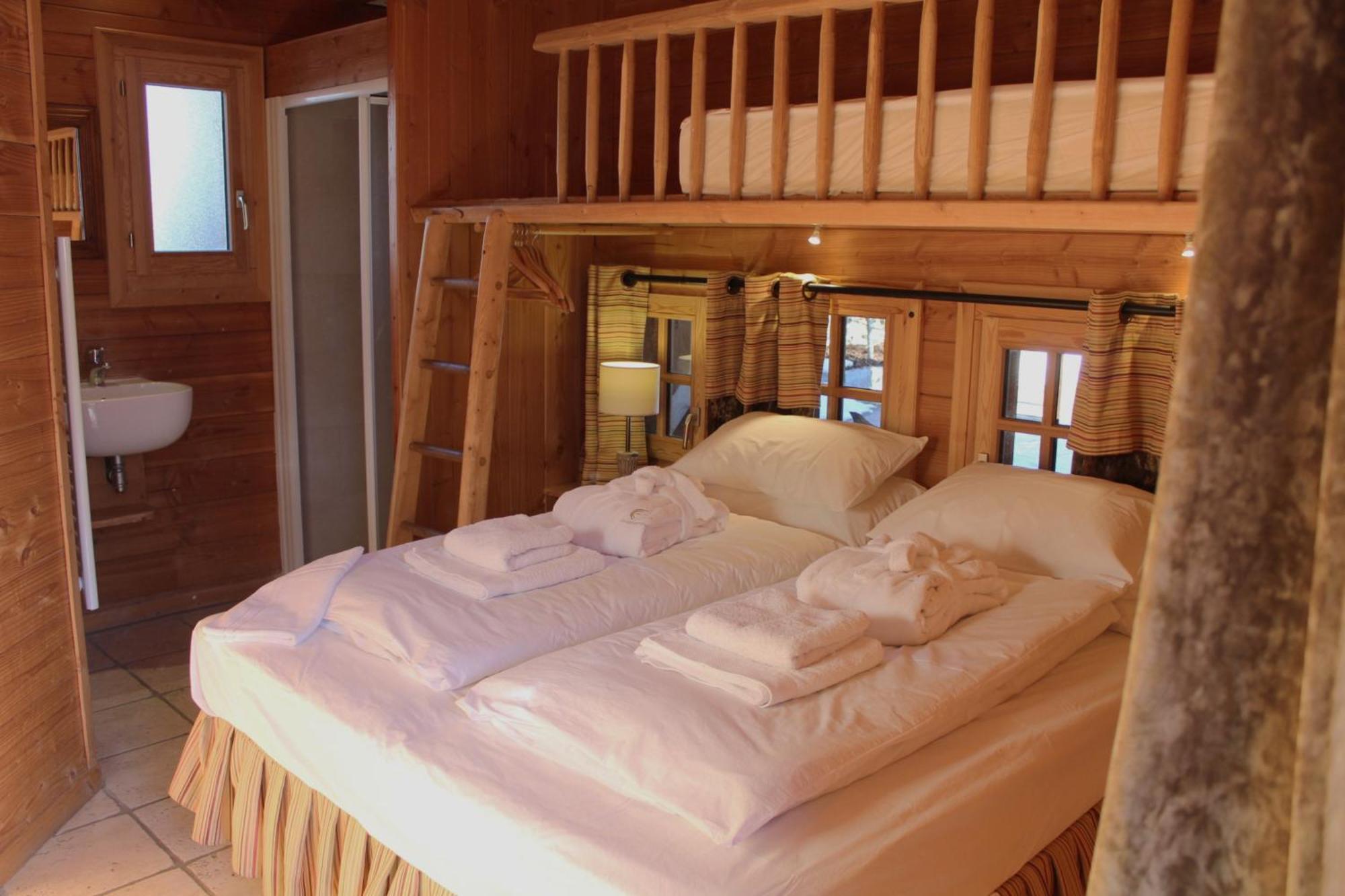 Cosy 4 Bedroom Chalet With Hot Tub Saint-Marcel  ภายนอก รูปภาพ