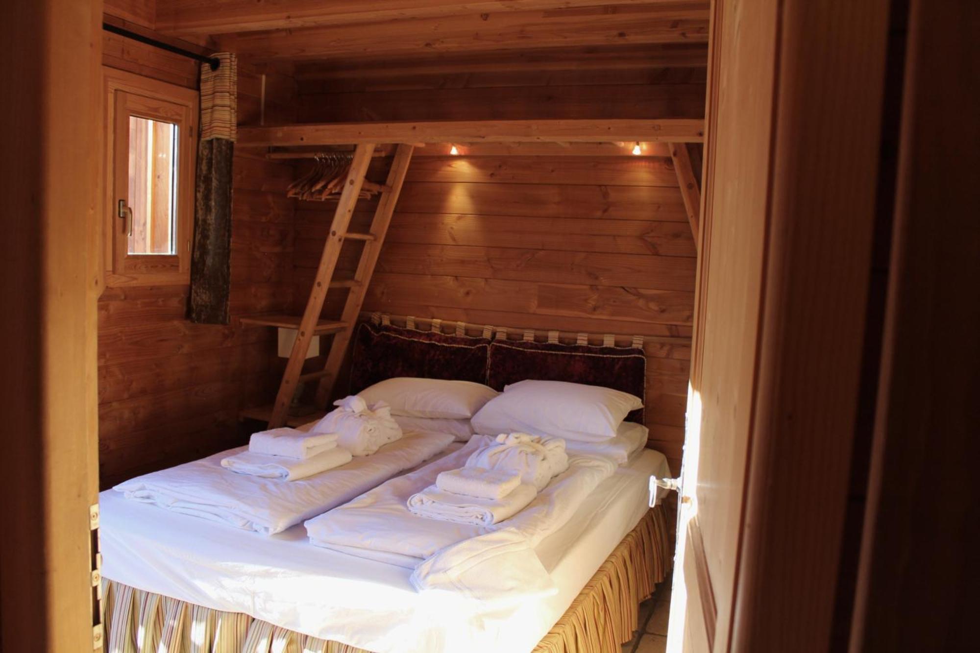 Cosy 4 Bedroom Chalet With Hot Tub Saint-Marcel  ภายนอก รูปภาพ